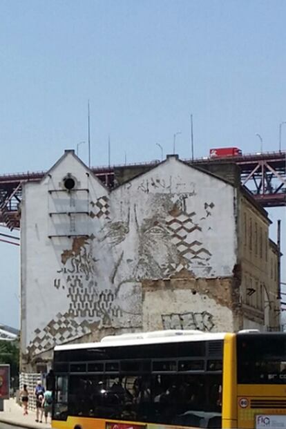 LISBOA. Obra de Vhils en una casa junto al puente 25 de Abril. 