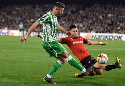 Joaquín centra durante el Betis-Rennes en el Villamarín.