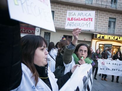 Sanitarios de la empresa municipal de servicios sanitarios se concentran contra nuevos recortes salariales