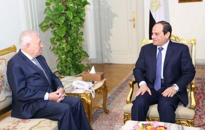 El ministro de Exteriores español, José Manuel García-Margallo (izquierda) con el presidente de Egipto, Abdelfattá al Sisi este sábado en El Cairo.