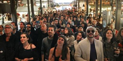 El p&uacute;blico reunido en el mercado de San Miguel escucha a Raimundo Amador.