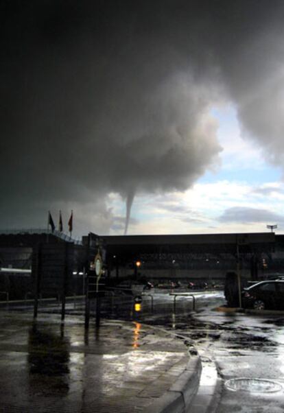 Los tornados desplazaron varios vehículos y dos aviones que se encontraban estacionados en la pista, pero sin pasajeros, por lo que no hubo que lamentar daños personales.