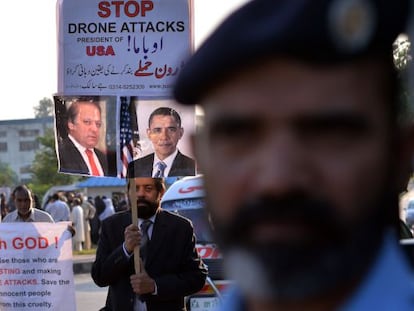 El l&iacute;der de la minor&iacute;a cristiana de Pakist&aacute;n posa con una pancarta en una protesta en Islamabad contra la pol&iacute;tica de ataques con drones de Barack Obama y Nawaz Sharif.
 