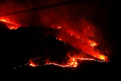 Un total de 47 víctimas murieron en la carretera nacional 236, de las cuales 30 atrapadas por el fuego. En la imagen, las llamas recorren el monte cercano a la localidad portuguesa de Carvalho.