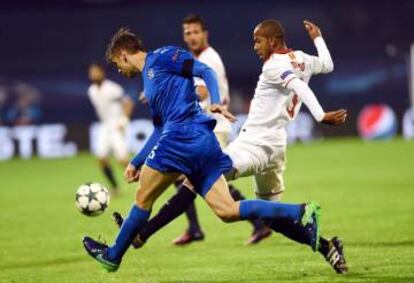 Mariano acosa a un futbolista del Dinamo Zagreb durante el partido de Liga de Campeones.