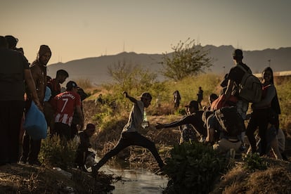 Cientos de migrantes caminaron hacia el Río Bravo buscando entregarse a la Patrulla Fronteriza de El Paso en Ciudad Juárez, México el 29 de marzo de 2023.