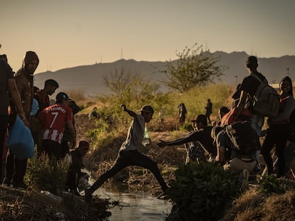 Cientos de migrantes caminaron hacia el Río Bravo buscando entregarse a la Patrulla Fronteriza de El Paso en Ciudad Juárez, México el 29 de marzo de 2023.