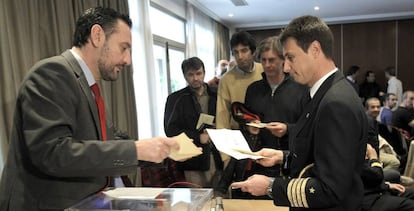 Un piloto de Iberia vota en una de las asambleas celebradas en la compa&ntilde;&iacute;a tras la presentaci&oacute;n en 2012 del Plan de Transformaci&oacute;n.