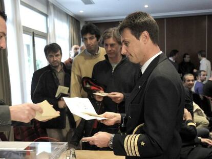 Un piloto de Iberia vota en una de las asambleas celebradas en la compa&ntilde;&iacute;a tras la presentaci&oacute;n en 2012 del Plan de Transformaci&oacute;n.