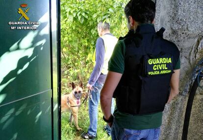 Agentes de la Guardia Civil, en el lugar donde se halló el laboratorio.