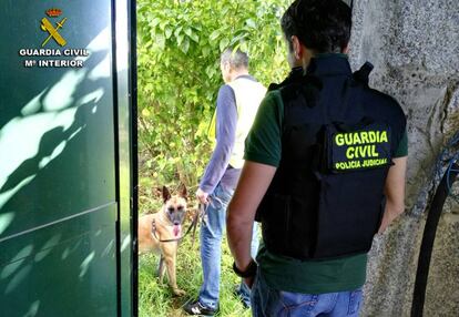 Agentes de la Guardia Civil, en el lugar donde se hall&oacute; el laboratorio.