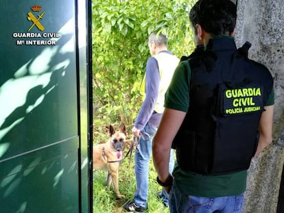 Agentes de la Guardia Civil, en el lugar donde se hall&oacute; el laboratorio.