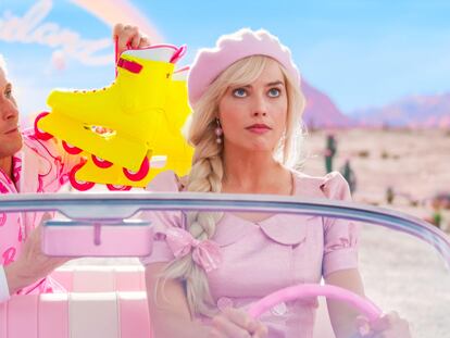 Ryan Gosling y Margot Robbie en un fotograma de la película 'Barbie', estrenada en julio de 2023.
