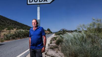 Domingo González posa delante de la señal que conduce a su pueblo: Duda (Granada).