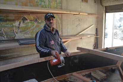 Bassem fabrica un barco en su local situado en el mercado de pescado de Mosul.