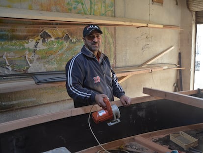 Bassem fabrica un barco en su local situado en el mercado de pescado de Mosul.