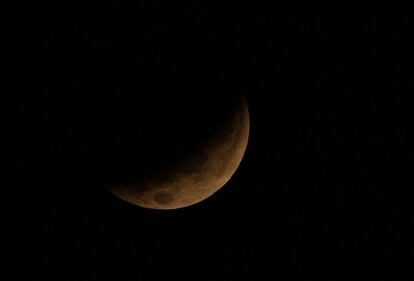 O eclipse lunar total foi visível no oeste dos Estados Unidos e Canadá, em todo o México, na maior parte da América Central, em algumas regiões da Colômbia e Equador, no oeste do Peru e no sul do Chile e Argentina. Na imagem, o fenômeno visto de Santiago do Chile.