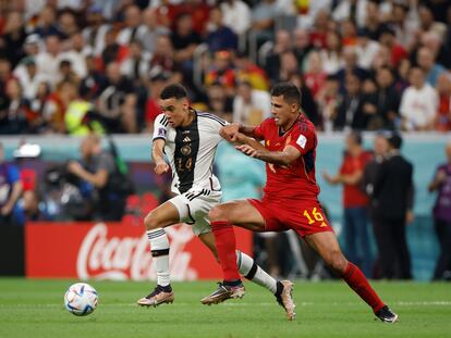 El alemán Musiala se escapa de Rodri, en el España contra Alemania, este domingo.