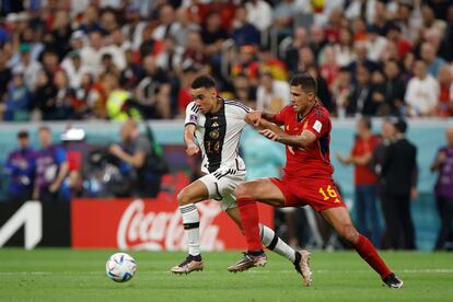 El alemán Musiala se escapa de Rodri, en el España contra Alemania, este domingo.