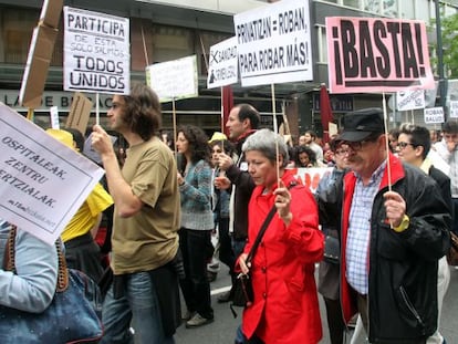 Dos personas de avanzada edad participan en la manifestación del 15M en Bilbao.