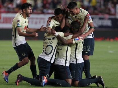 Los futbolistas americanistas festejan un gol de liga mexicana