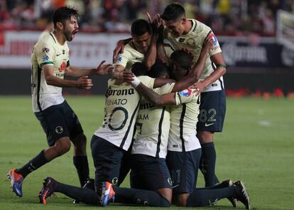 Los futbolistas americanistas festejan un gol de liga mexicana