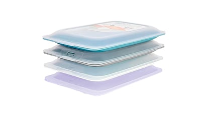 Tuppers para guardar fiambre sobre fondo blanco.