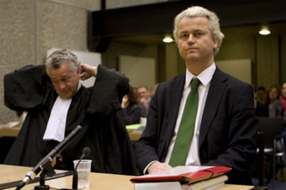 Geert Wilders (derecha) y su abogado durante la vista.