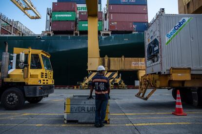 Un trabajador como carga descarga en el Puerto de Buenaventura en Buenaventura, Colombia.