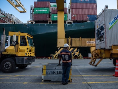 Un trabajador como carga descarga en el Puerto de Buenaventura en Buenaventura, Colombia.