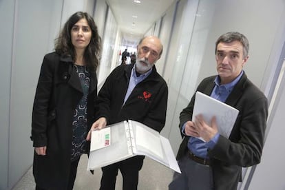 La jurista Laura Pego, el forense Francisco Etxeberria y el secretario de Paz del Gobierno vasco, Jonan Fernández.