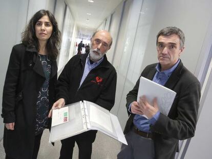 La jurista Laura Pego, el forense Francisco Etxeberria y el secretario de Paz del Gobierno vasco, Jonan Fernández.