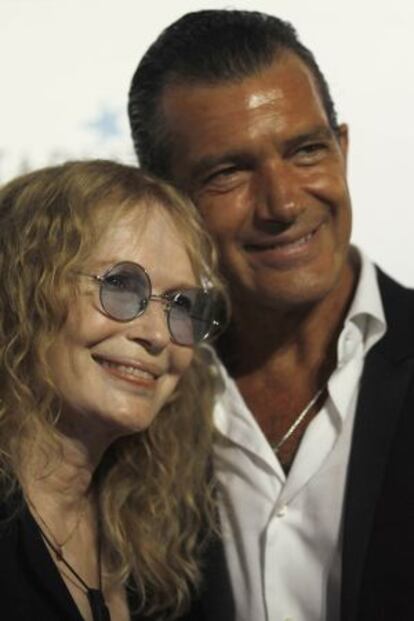 Antonio Banderas y la actriz Mia Farrow durante la Gala Starlite en Marbella.