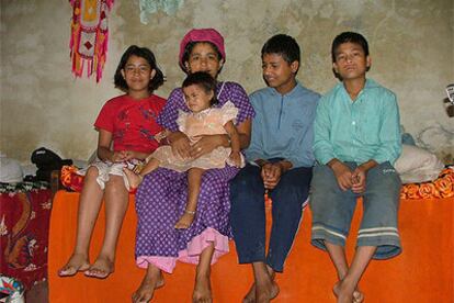 Nirmala Thapa con cuatro de sus siete hijos.