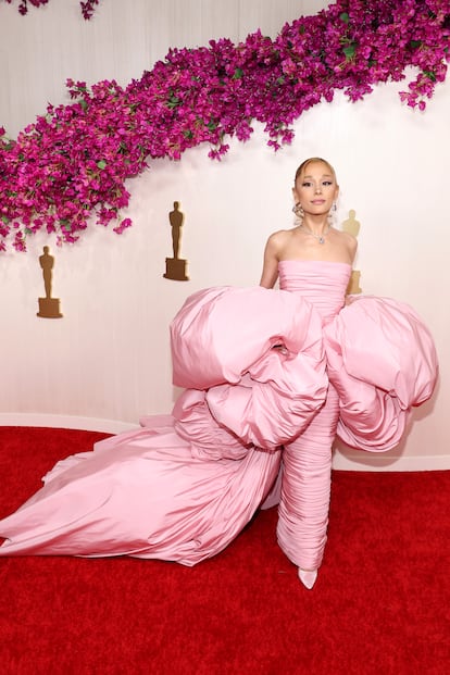La cantante Ariana Grande llamó la atención en la alfombra roja con un voluminoso vestido de alta costura de Giambattista Valli en color rosa. Sus joyas son de Tiffany & Co.