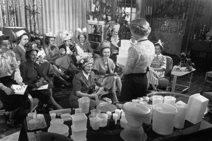 Image taken from a Tupperware party in 1950.