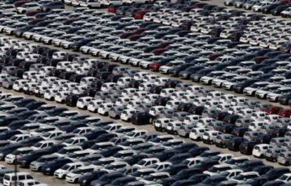 Coches aparcados en una planta de Maruti Suzuki, en Haryana (India), en agosto de 2019.