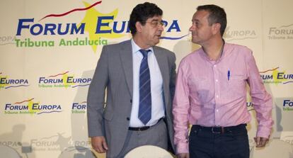 Diego Valderas (a la izquierda) y José Antonio Castro, en el Forum Europa celebrado el pasado mes de junio.