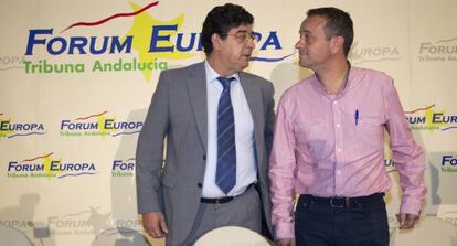 Diego Valderas (a la izquierda) y Jos&eacute; Antonio Castro, en el Forum Europa celebrado el pasado mes de junio.