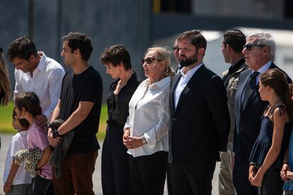 Gabriel Boric junto a la familia de Sebastián Piñera y funcionarios gubernamentales, este miércoles en el Aeropuerto de Santiago.