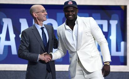 Zion Williamson, con Adam Silver, tras ser elegido por los Pelicans.