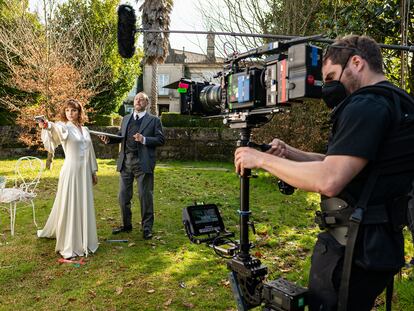 Aura Garrido y Jean Reno, durante el rodaje de 'Un asunto privado', nueva serie original de Amazon Prime Video.