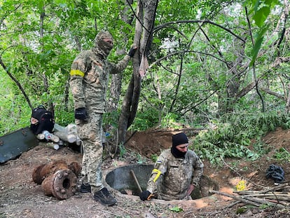 Miembros de la brigadas de defensa territorial cavan trincheras y construyen defensas en el frente de Donbás, este martes.