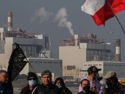 Decenas de personas se manifestaron en distintos lugares de la Bahía de Quineros-Puchuncaví, Valparaíso,  para exigir medidas contra la industria después un caso de contaminación. el 9 de junio pasado.