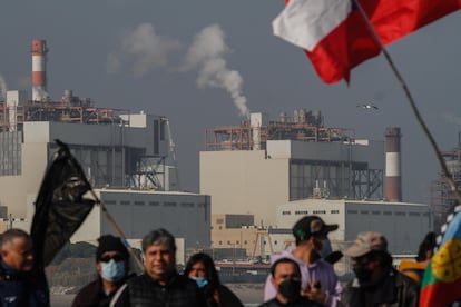 Decenas de personas se manifestaron en distintos lugares de la Bahía de Quineros-Puchuncaví, Valparaíso, para exigir medidas contra la industria después un caso de contaminación. el 9 de junio pasado.