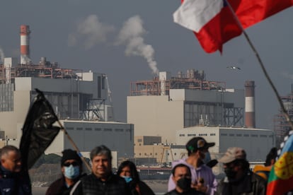 Decenas de personas se manifestaron en distintos lugares de la Bahía de Quineros-Puchuncaví, Valparaíso,  para exigir medidas contra la industria después un caso de contaminación. el 9 de junio pasado.