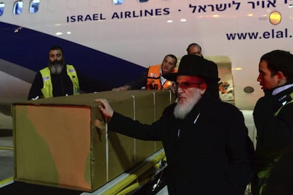 Féretro de una de las cuatro víctimas del secuestro al supermercado, a su llegada al aeropuerto de Ben Gurion en Israel, en una imagen facilitada por el gobierno israelí.