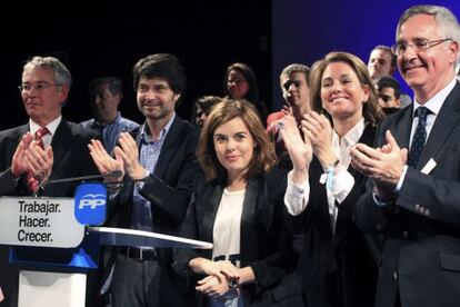 La vicepresidenta del Gobierno, Soraya Sáenz de Santamaría, en el centro, junto a candidatos y dirigentes del PP vasco. 