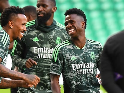 Militao, Rudiger y Vinicius sonríen durante el entrenamiento previo al Celtic - Real Madrid, ayer lunes en Glasgow