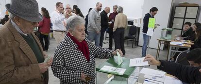 Una pareja de jubilados ejerce su derecho a voto en Sevilla.